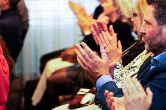 Publiek applaudisseert tijdens een van onze evenementen