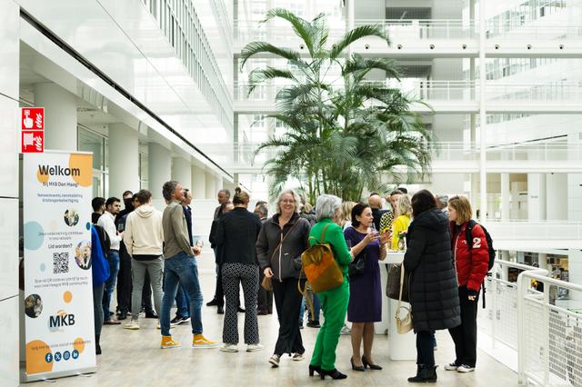 Mensen netwerken aan het begin van een van onze evenementen