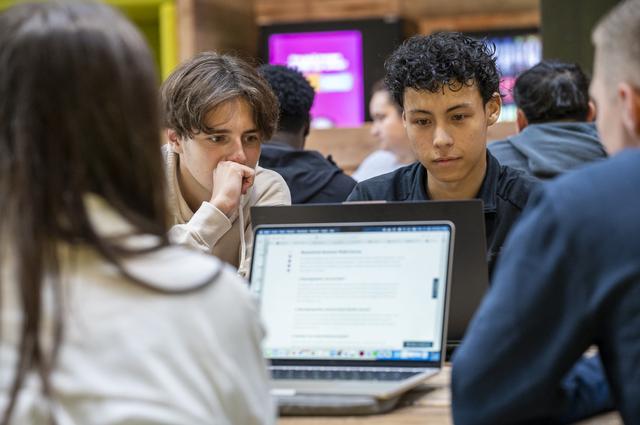Studenten werken samen aan een oplossing